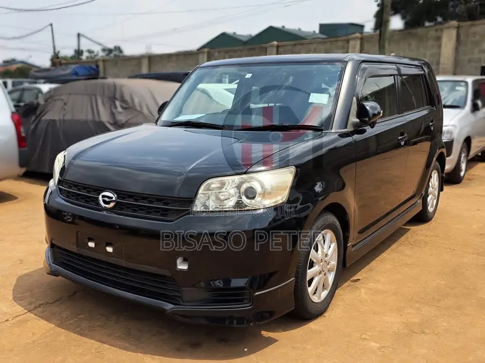 Toyota Corolla Rumion Hatchback 1.5 FWD 2012 Black