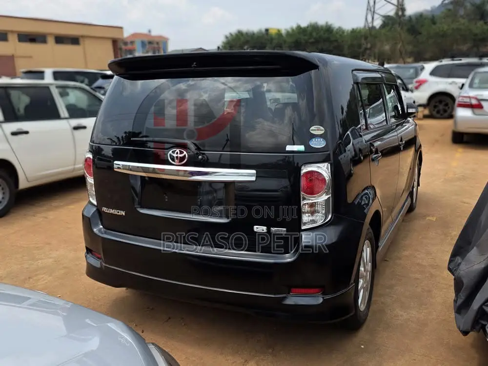 Toyota Corolla Rumion Hatchback 1.5 FWD 2012 Black