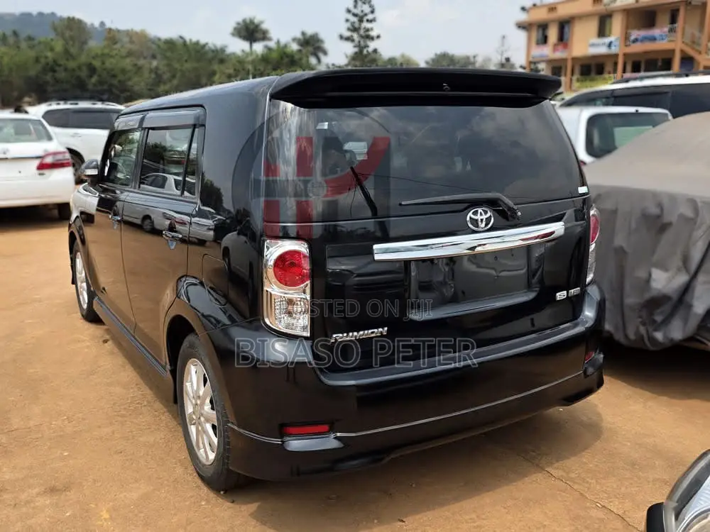 Toyota Corolla Rumion Hatchback 1.5 FWD 2012 Black