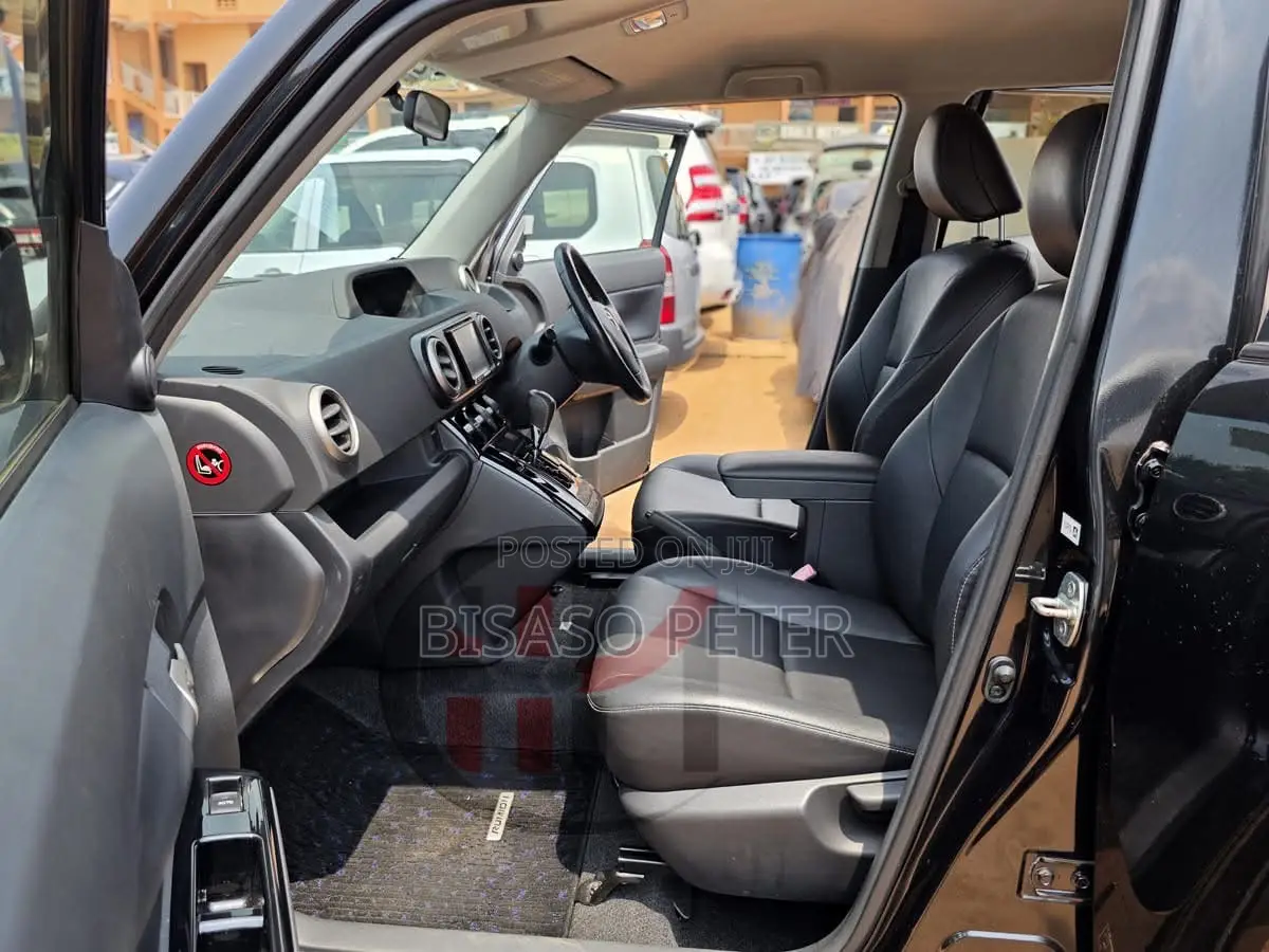 Toyota Corolla Rumion Hatchback 1.5 FWD 2012 Black