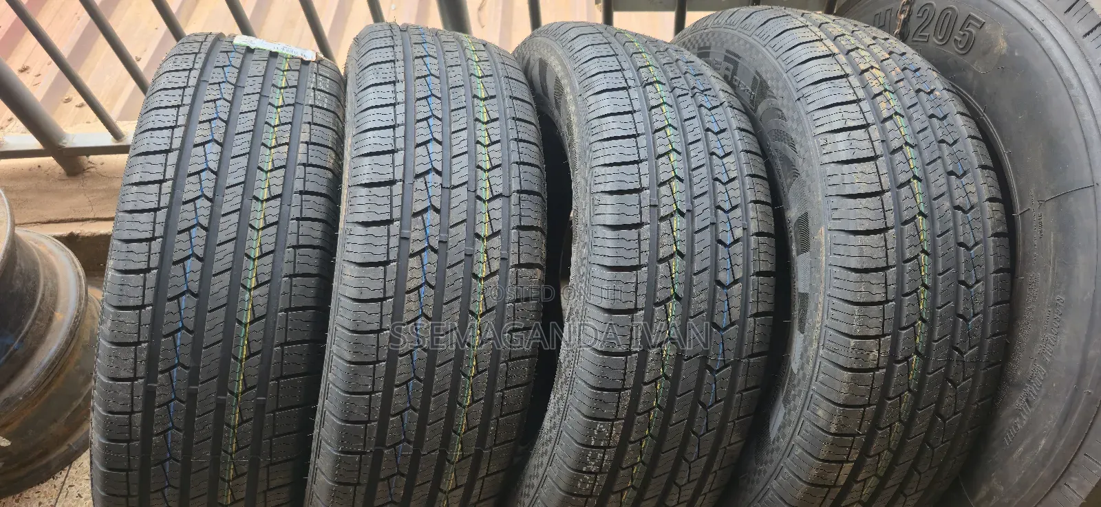 235/65r17 H/T Landrider Tyres for Harrier