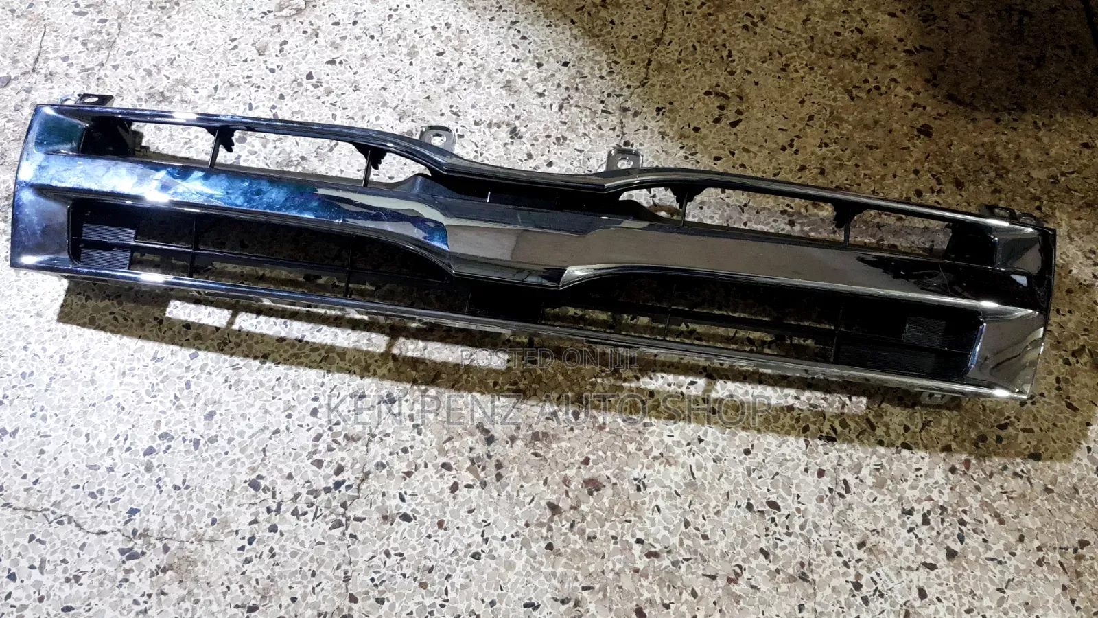 Toyota Hiace/ Drone 2011 - 2014 Grill
