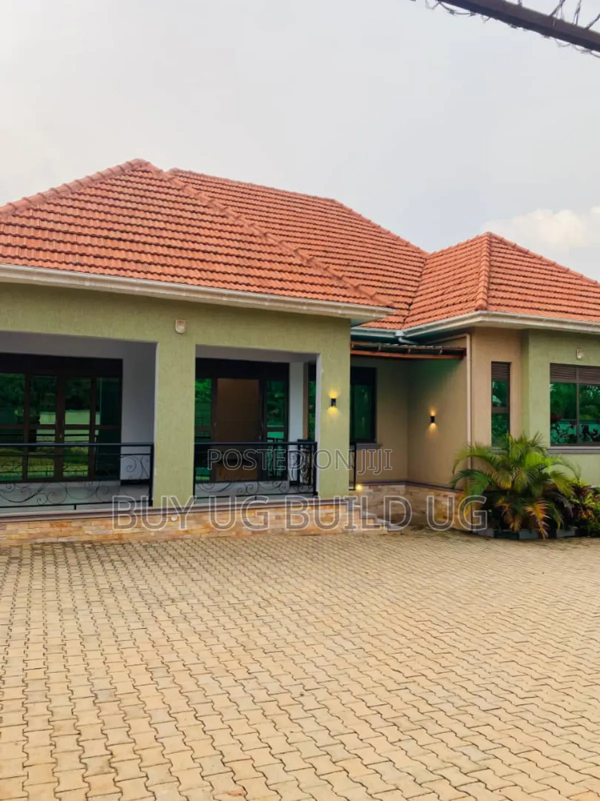 4bdrm Penthouse in Kitende Entebbe Road, Central Division for sale