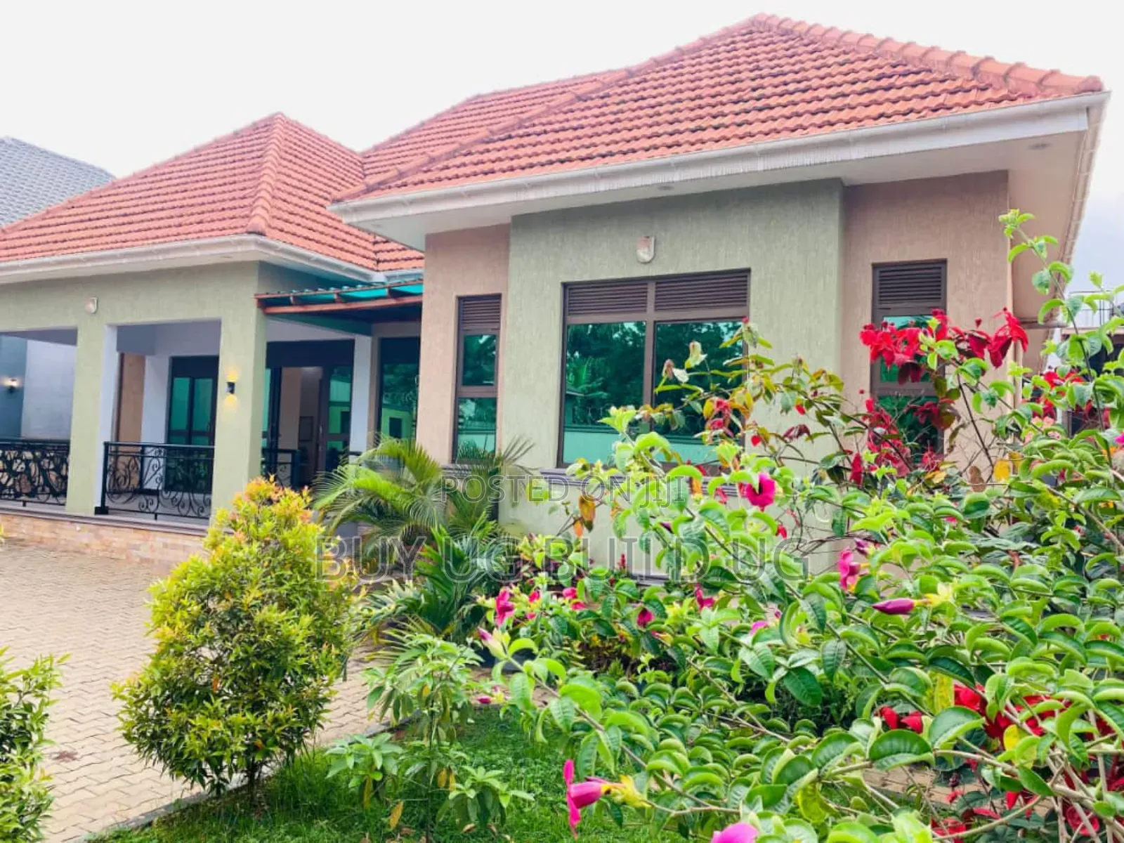 4bdrm Penthouse in Kitende Entebbe Road, Central Division for sale
