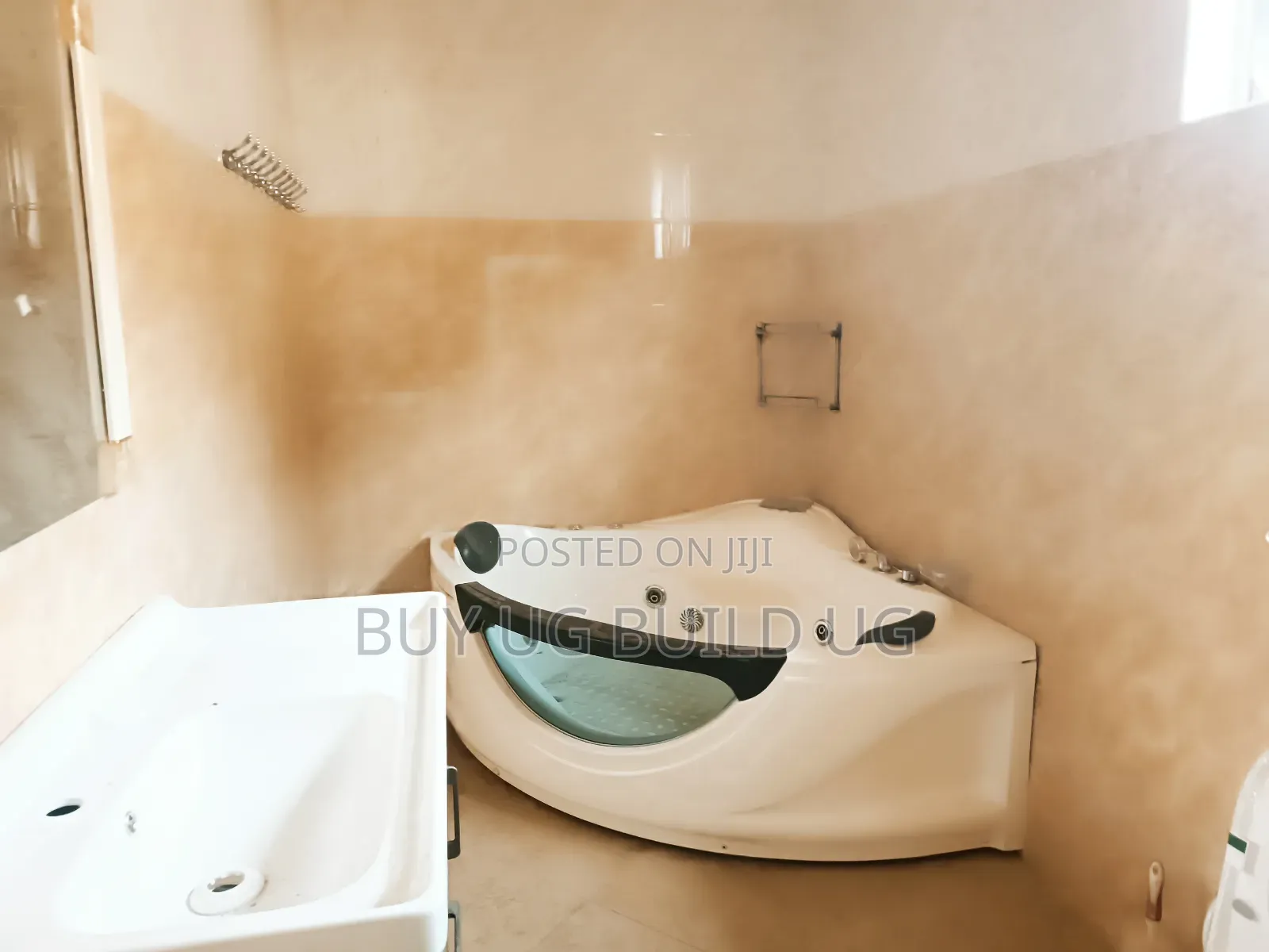 4bdrm Bungalow in Nalya, Central Division for sale
