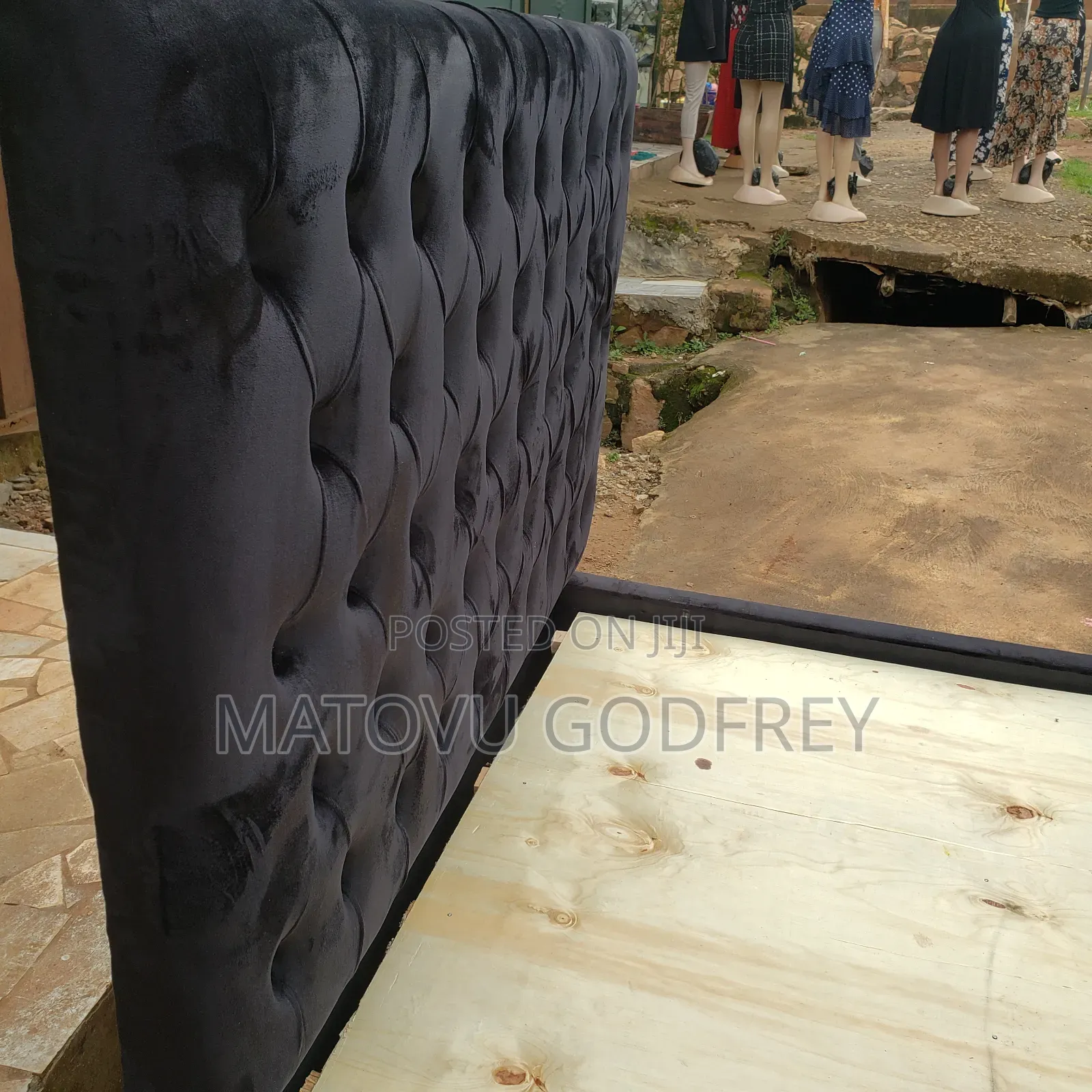 Black 4*6 Tuftedbed