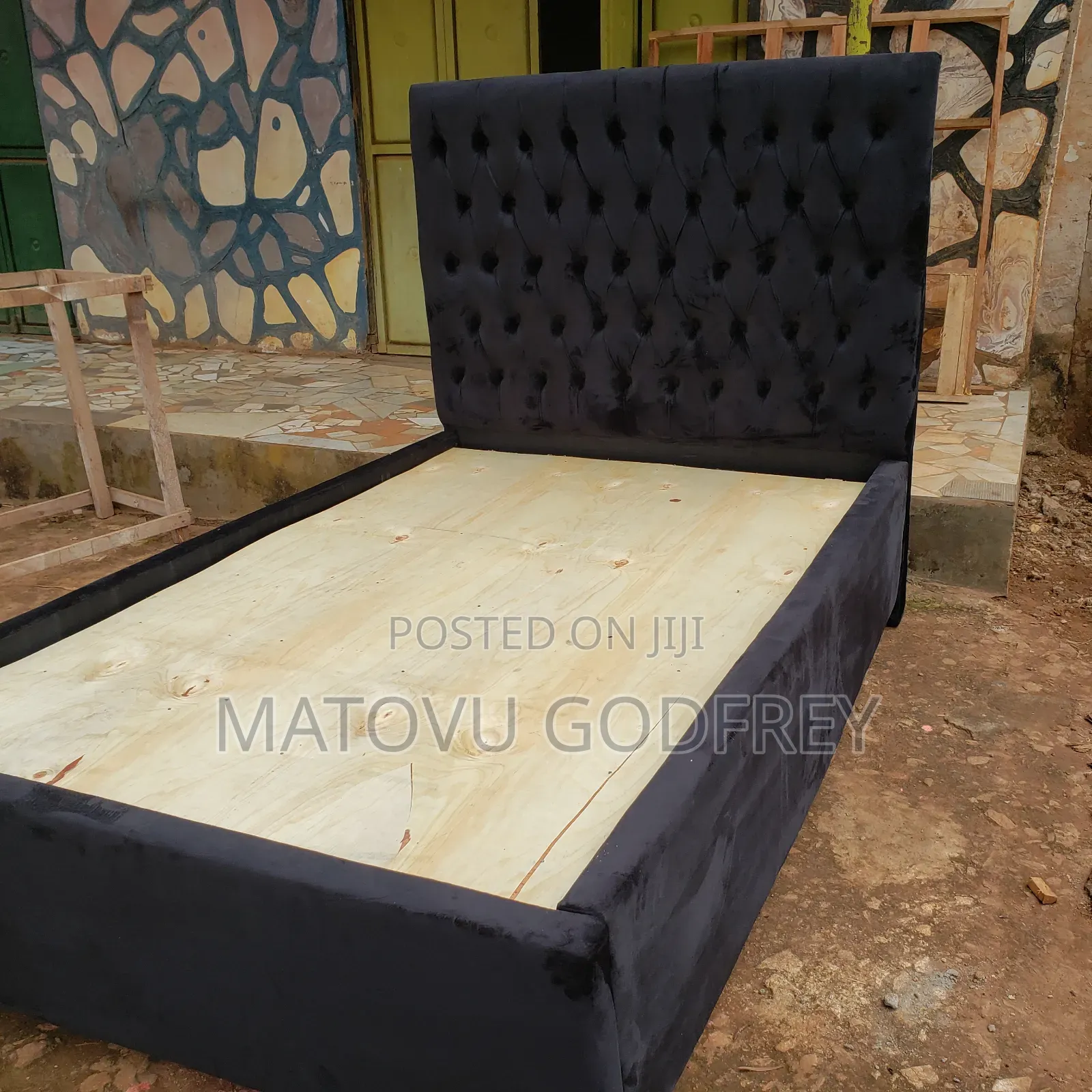 Black 4*6 Tuftedbed