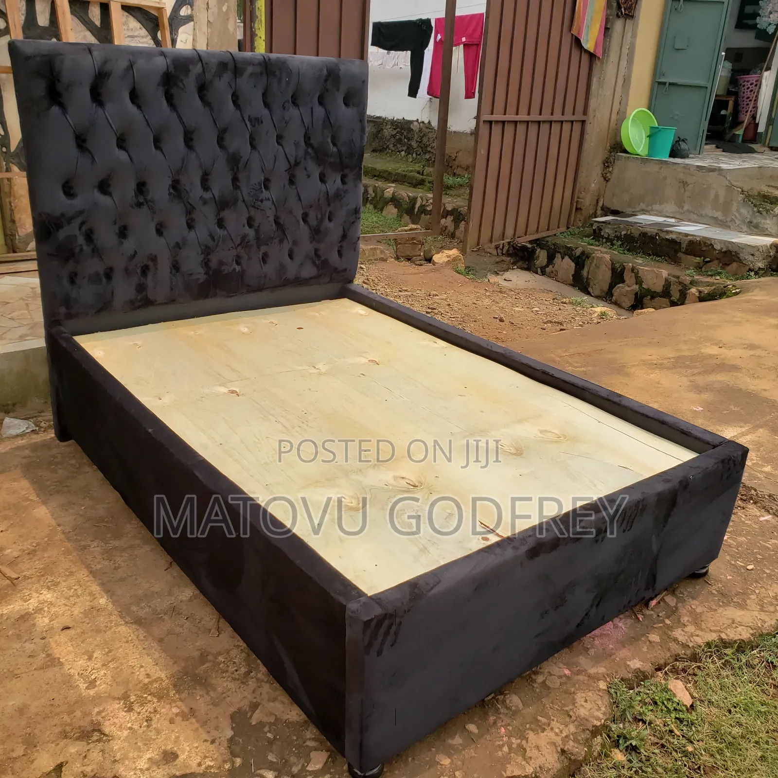 Black 4*6 Tuftedbed