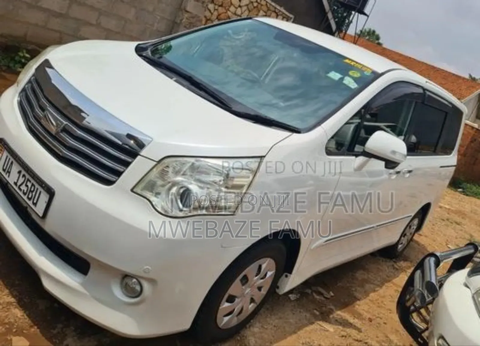 Toyota Noah 2011