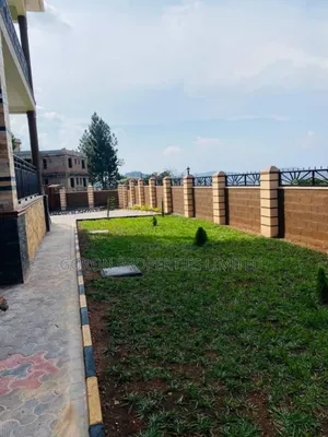 6bdrm House in Bwebajja Estate, Central Division for sale