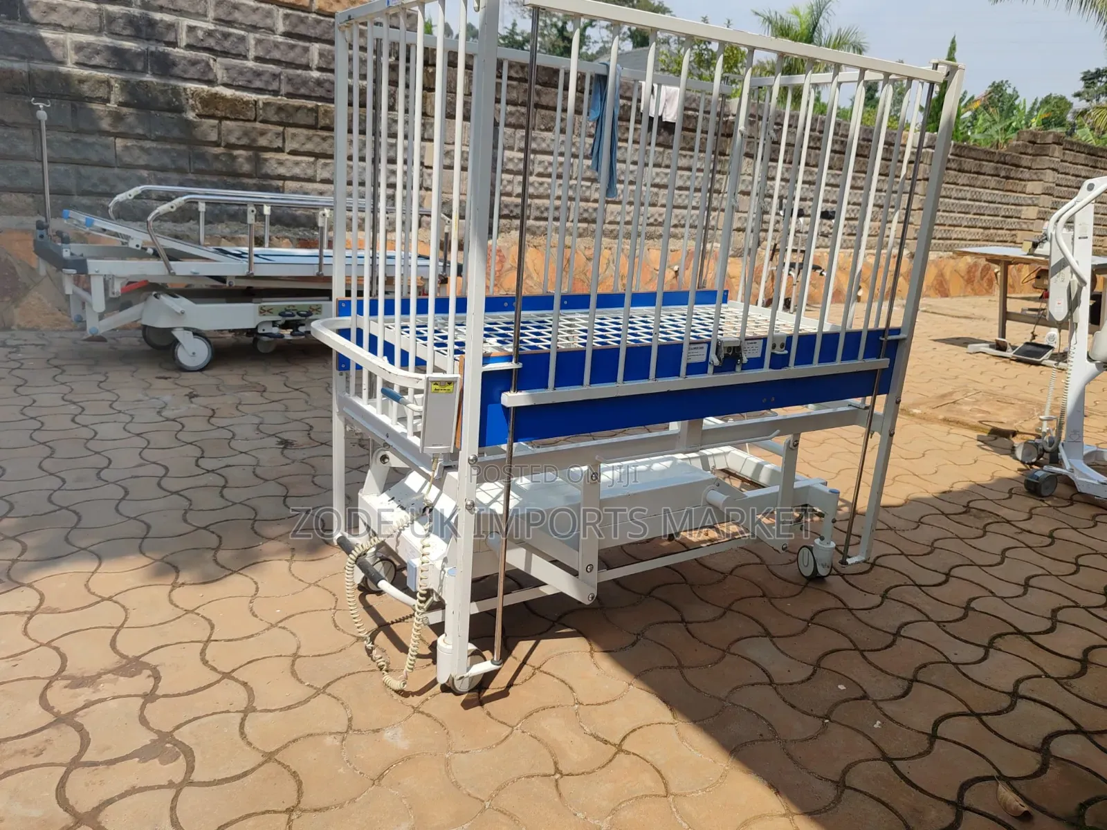 Arjohuntleigh Electric Infant Cot 31300e/L