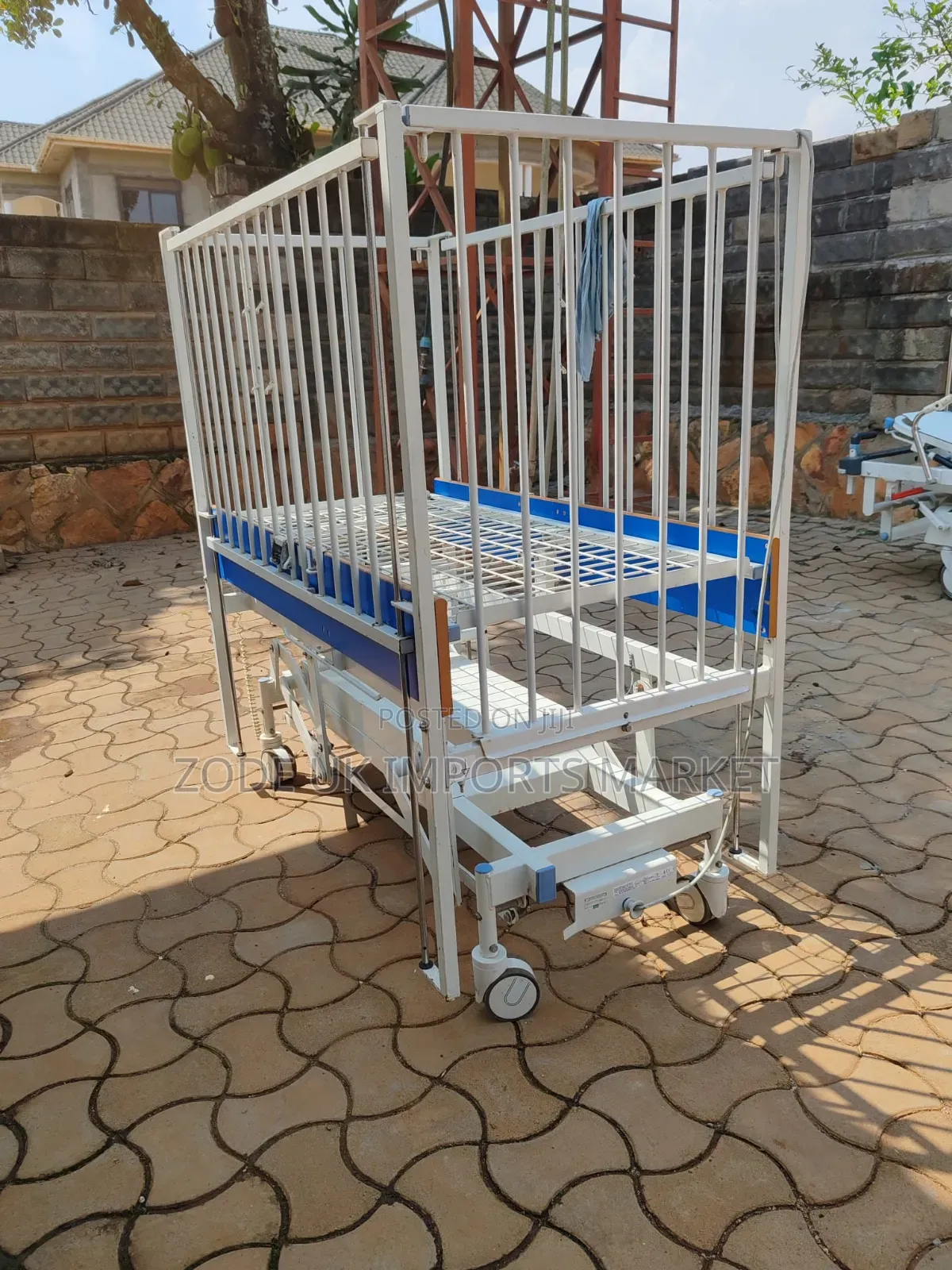 Arjohuntleigh Electric Infant Cot 31300e/L
