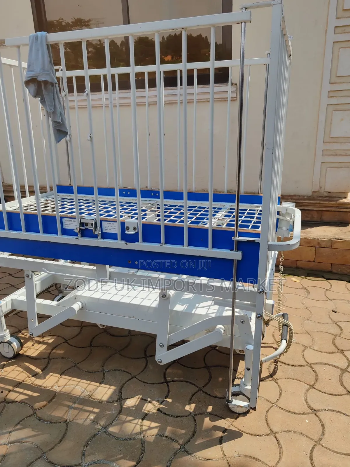 Arjohuntleigh Electric Infant Cot 31300e/L