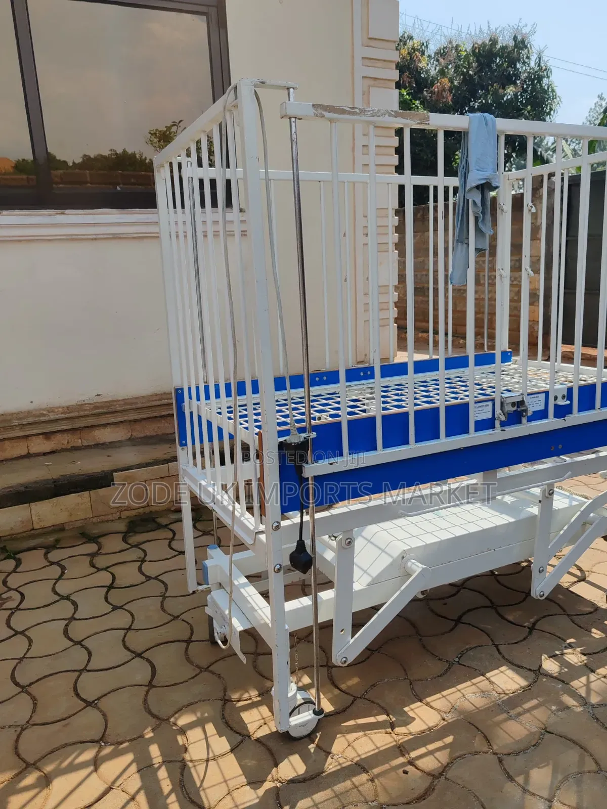 Arjohuntleigh Electric Infant Cot 31300e/L