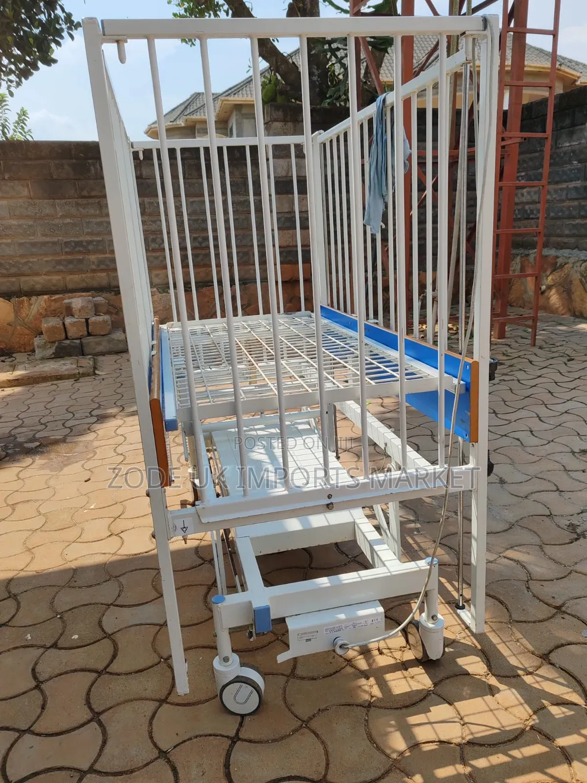 Arjohuntleigh Electric Infant Cot 31300e/L