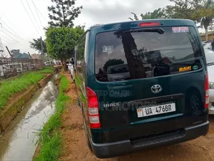 Toyota HiAce 2011 Green