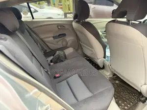 Honda Insight 4dr Hatchback (1.3L 4cyl gas/electric hybrid CVT) 2014