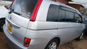Toyota ISIS 2010 Silver