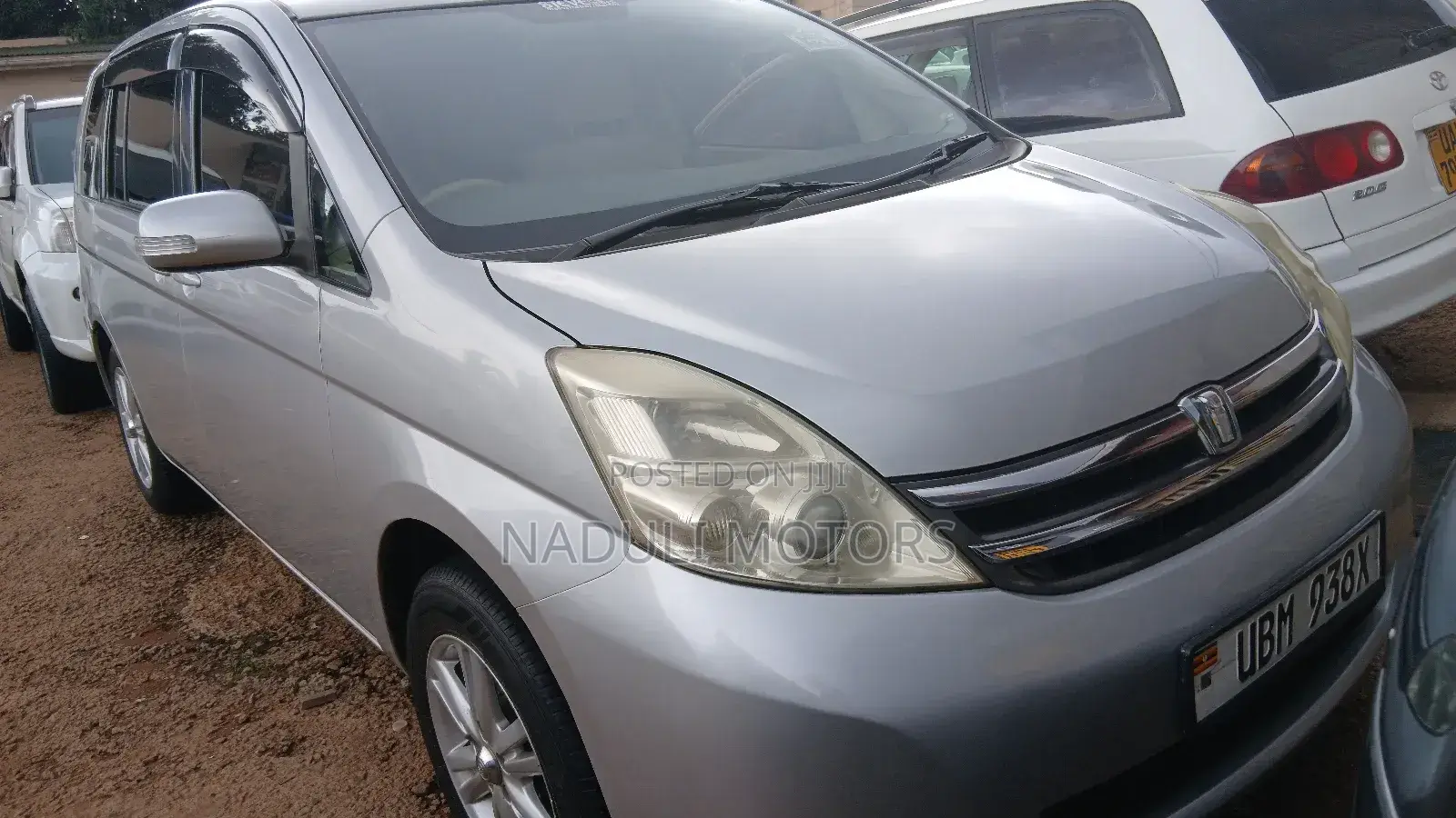 Toyota ISIS 2010 Silver