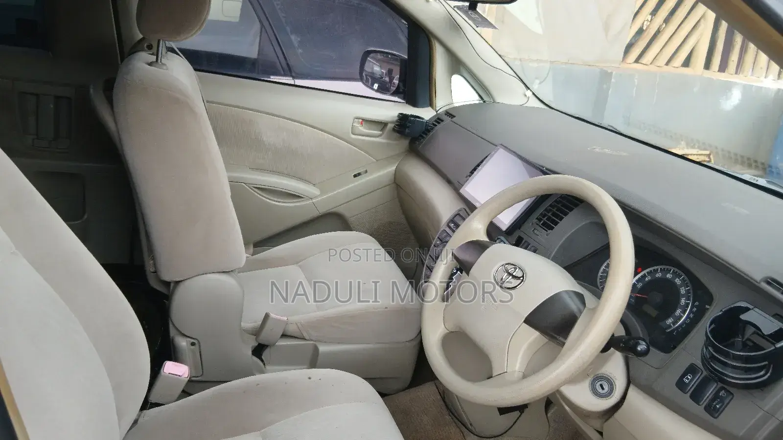 Toyota ISIS 2010 Silver
