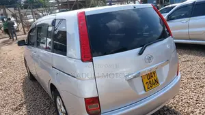 Toyota ISIS 2008 Silver