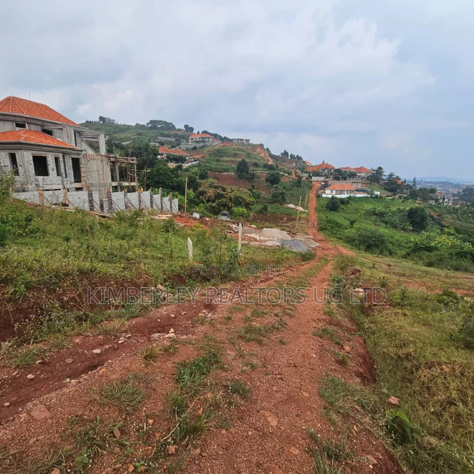 Entebbe Road, Bwebajja Dundu: 20 Decimals Lakeview Plot for Sale at 180m