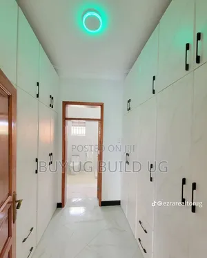 6bdrm Mansion in Kitende Entebbe Road, Division B for sale