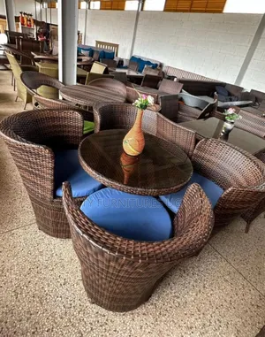 Round 4 Sitter Family Dinning Table