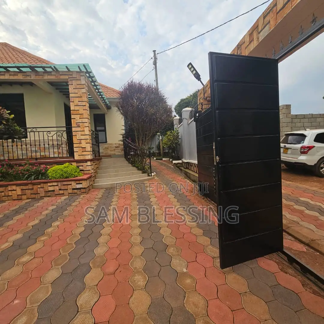 3bdrm House in Kitende Kitovu, Central Division for sale