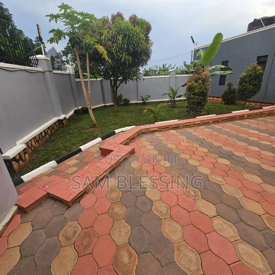 3bdrm House in Kitende Kitovu, Central Division for sale