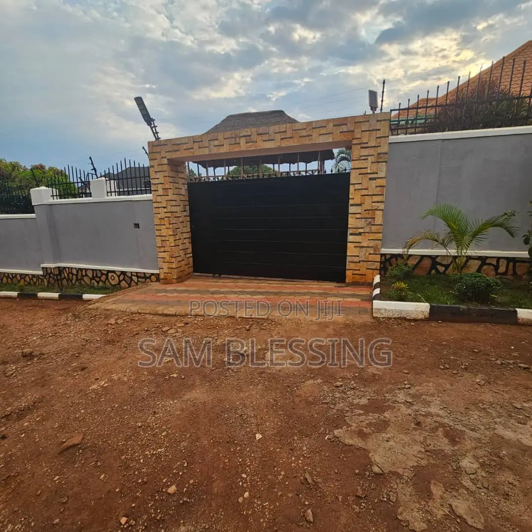 3bdrm House in Kitende Kitovu, Central Division for sale