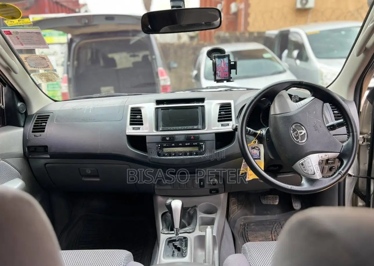 Toyota Hilux 2.5 D-4D 4X4 SRX 2011 Gold