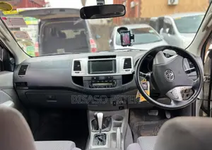 Toyota Hilux 2.5 D-4D 4X4 SRX 2011 Gold