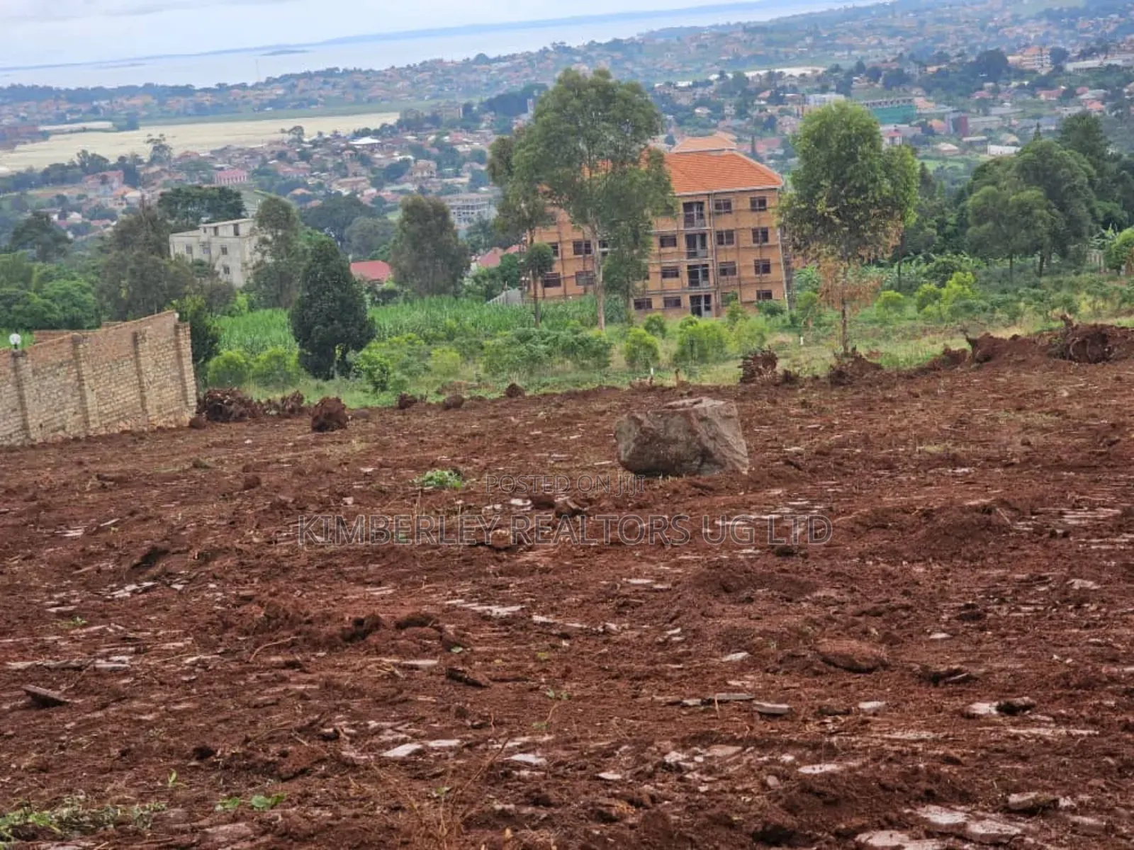 Entebbe Road, Bwebajja Buzzi: 25 Decimals Lakeview Plot for Sale at 190m