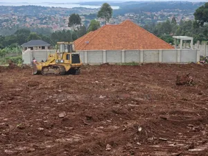 Entebbe Road, Bwebajja Buzzi: 25 Decimals Lakeview Plot for Sale at 190m