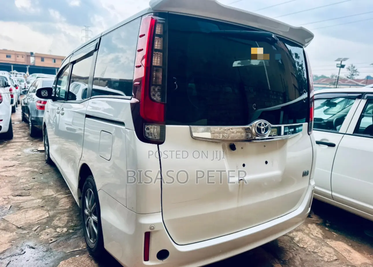 Toyota Noah 1.8 FWD Hybrid (7 seater) 2017 White