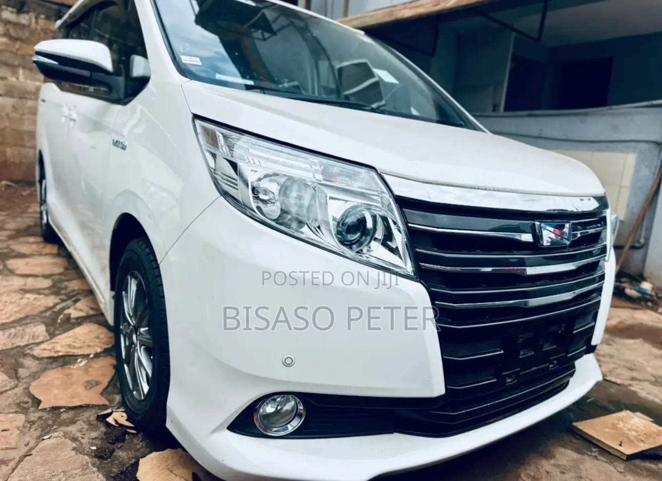 Toyota Noah 1.8 FWD Hybrid (7 seater) 2017 White