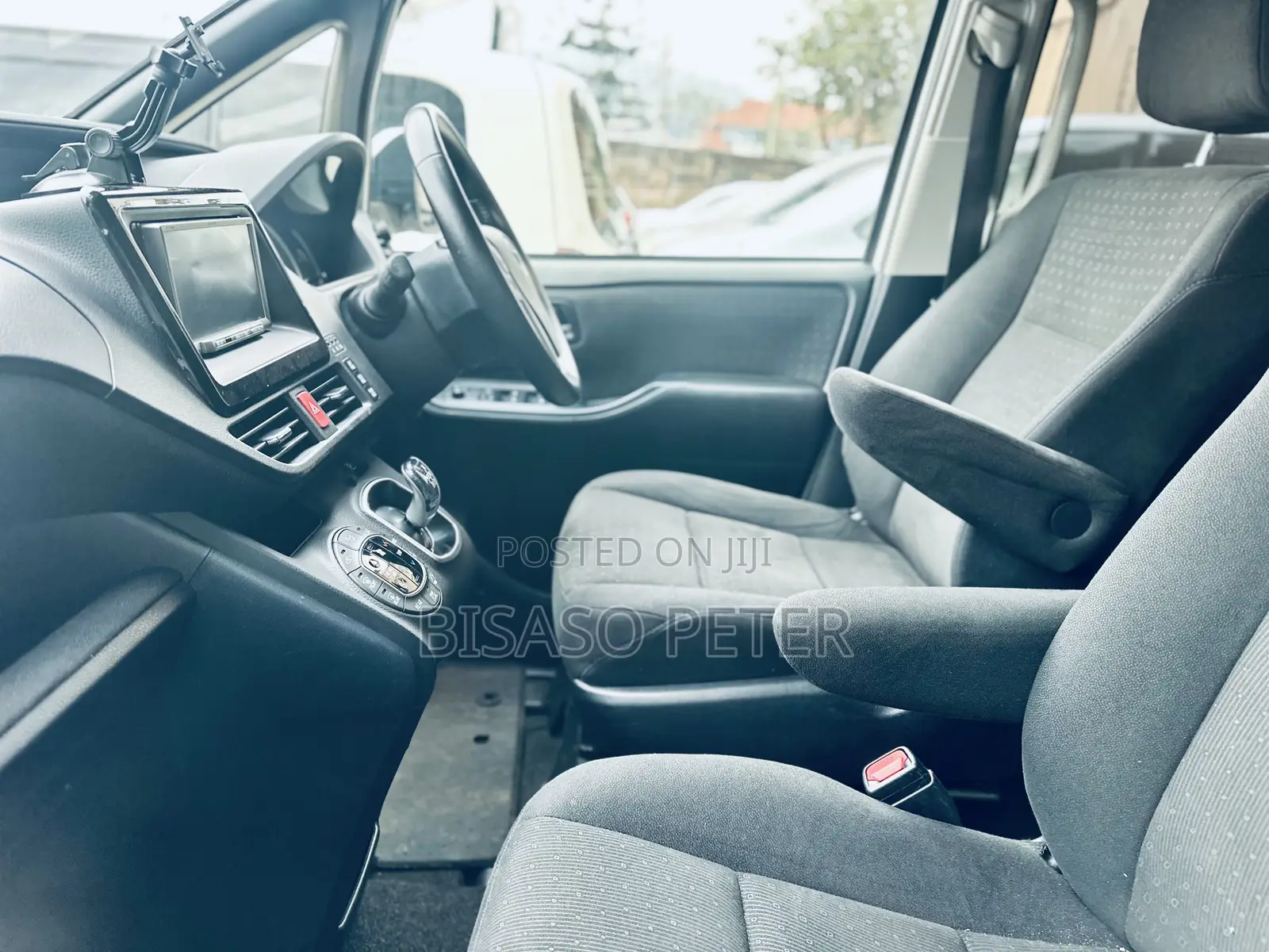 Toyota Noah 1.8 FWD Hybrid (7 seater) 2017 White