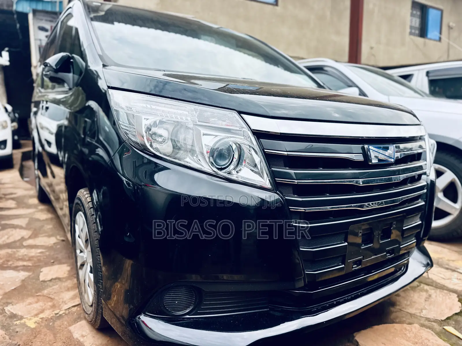 Toyota Noah 2.0 AWD (8 Seater) 2015 Black
