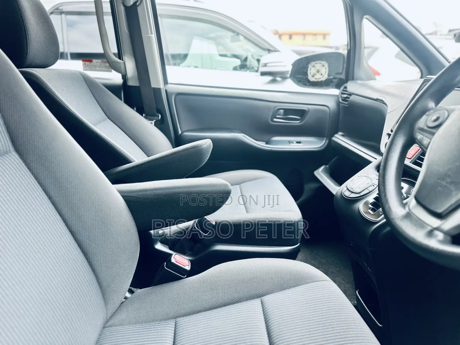 Toyota Noah 2.0 AWD (8 Seater) 2015 Black