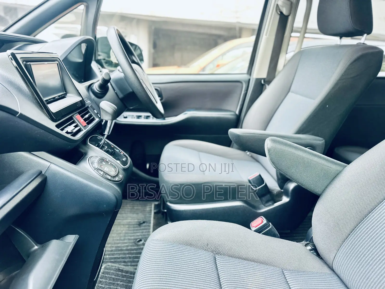 Toyota Noah 2.0 AWD (8 Seater) 2015 Black