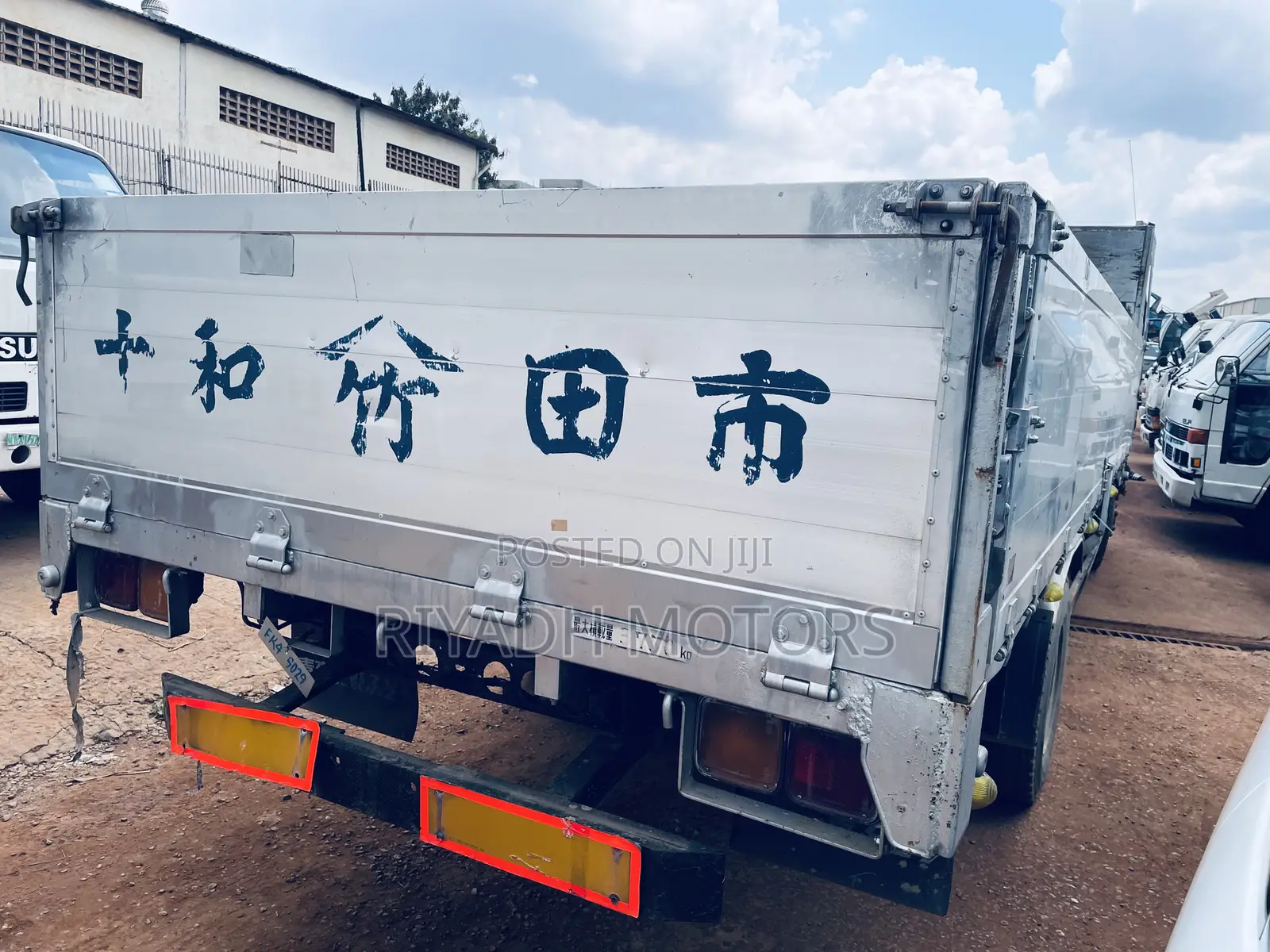 Fuso White Color Truck