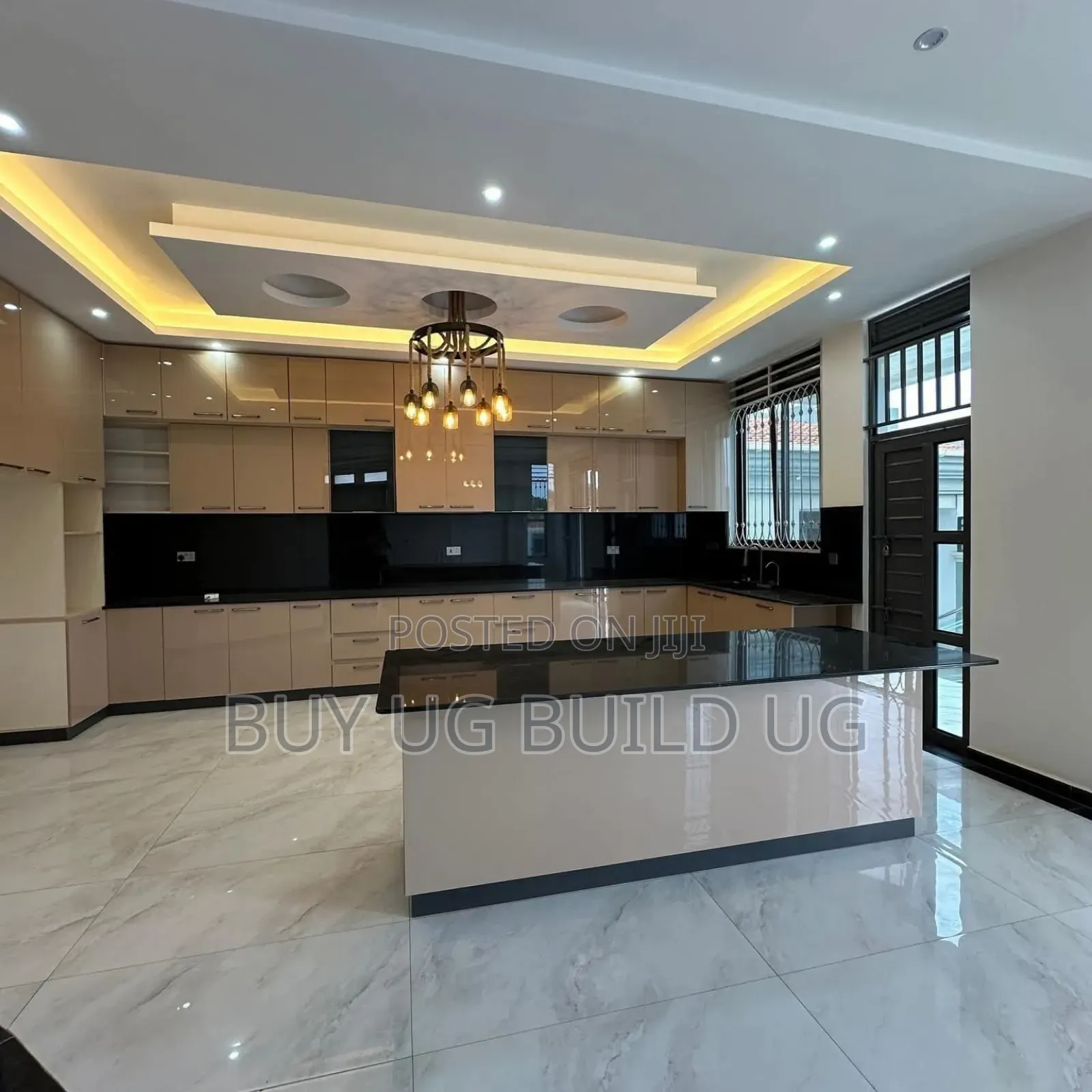 6bdrm Maisonette in Kira Mamelto Road, Central Division for sale