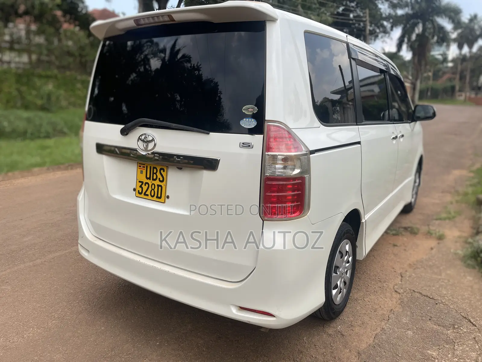 Toyota Noah 2010 White