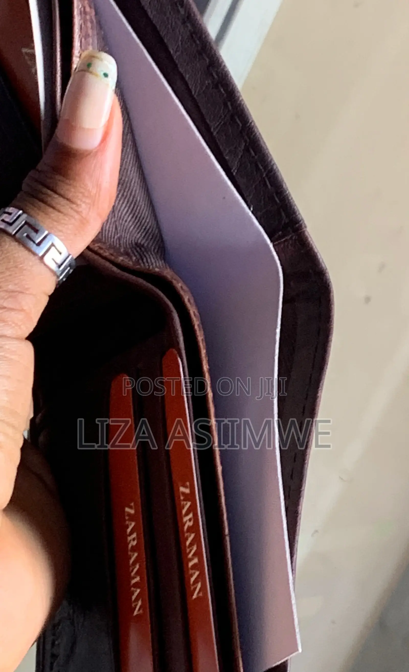Zara Man's Essential: The Perfect Wallet for the Modern Gentleman.