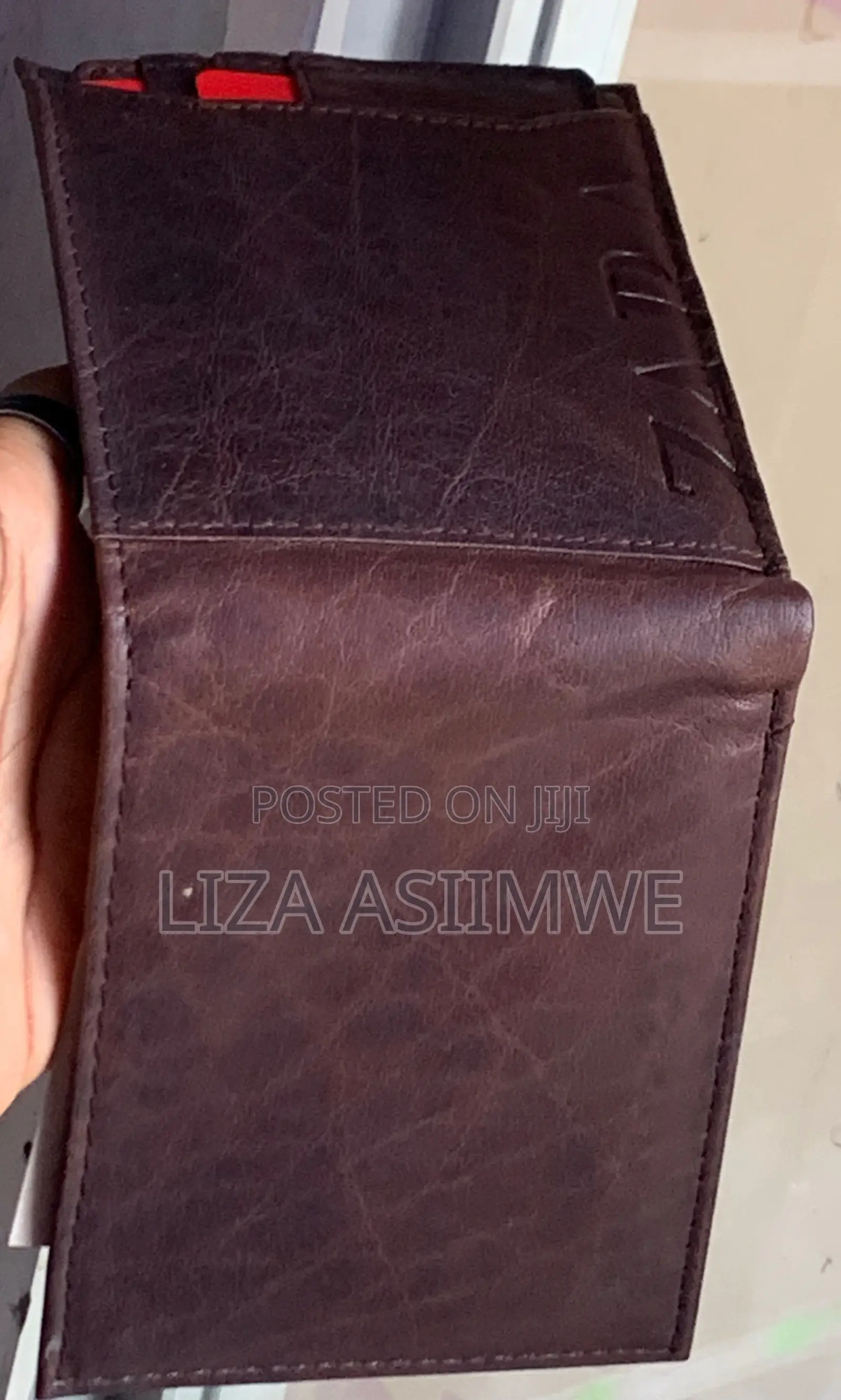 Zara Man's Essential: The Perfect Wallet for the Modern Gentleman.