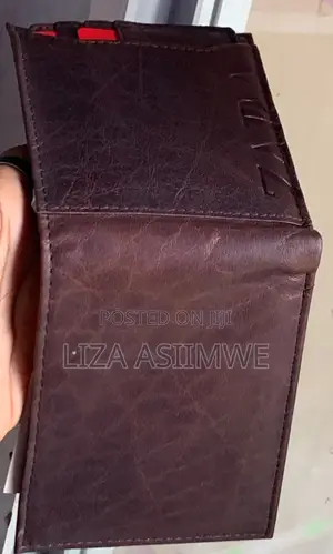 Zara Man's Essential: The Perfect Wallet for the Modern Gentleman.