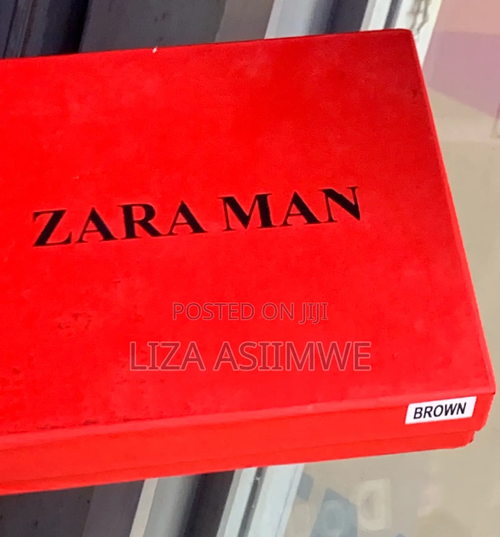 Zara Man's Essential: The Perfect Wallet for the Modern Gentleman.