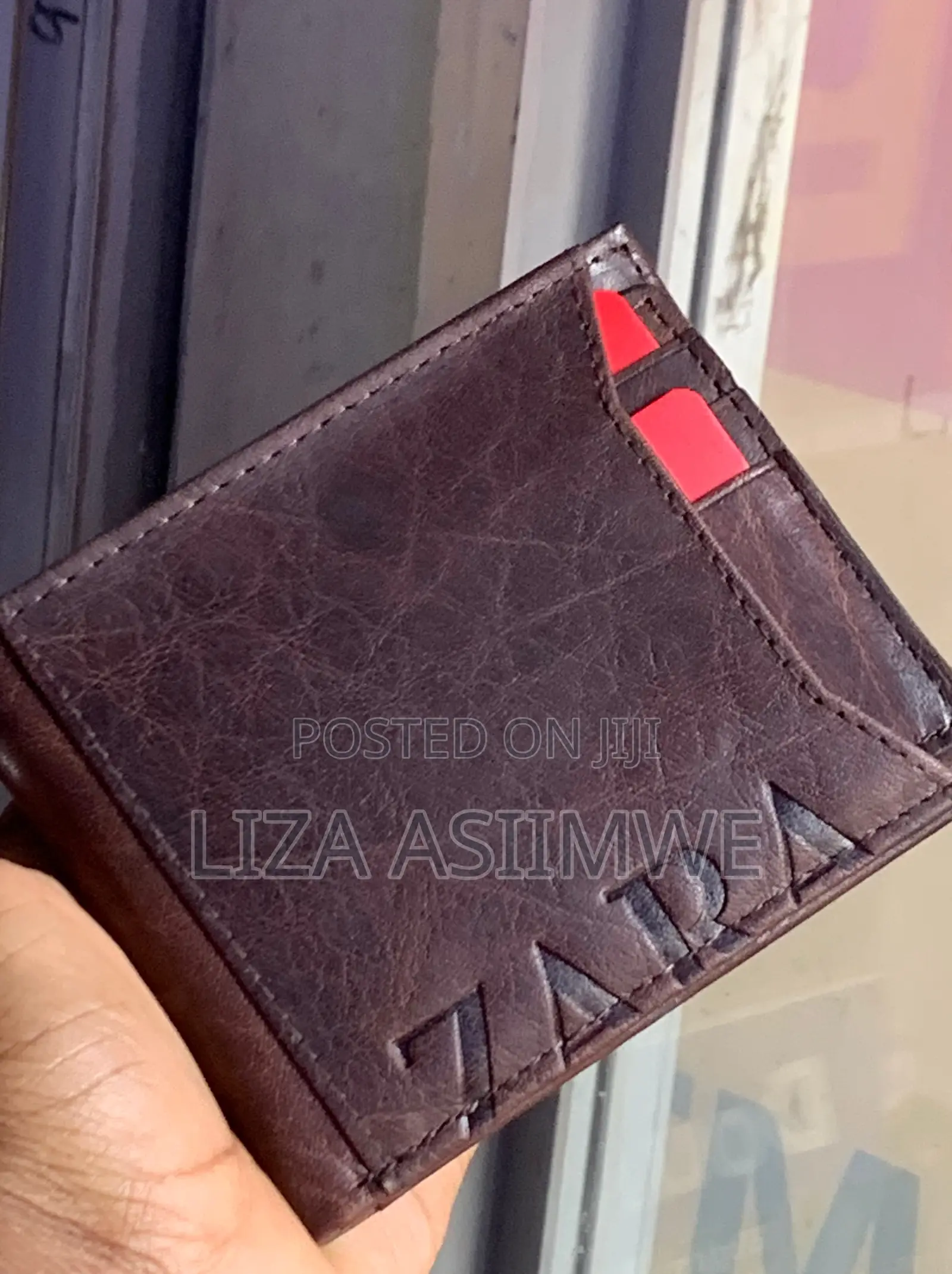 Zara Man's Essential: The Perfect Wallet for the Modern Gentleman.