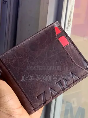 Zara Man's Essential: The Perfect Wallet for the Modern Gentleman.